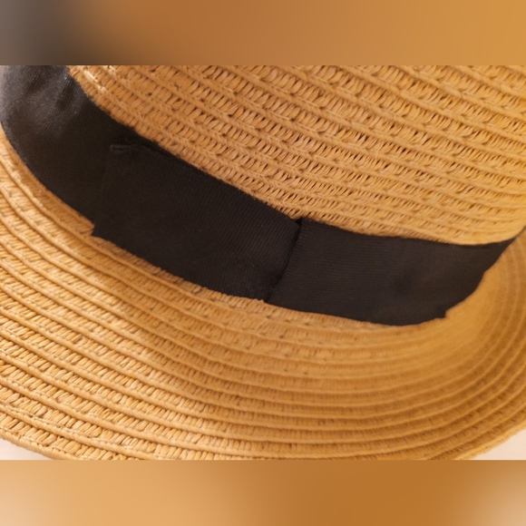 Bluenotes Straw Hat for a Spring refresh Featuring a classic fit with a brim. - Picture 2 of 15